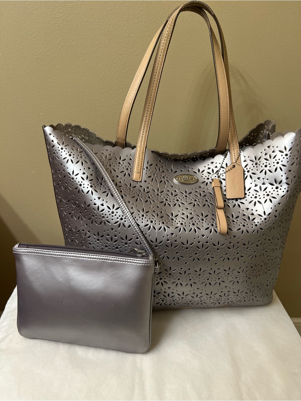 Coach Metallic Silver Laser-Cut Tote W Wristlet - Picture 4 of 17